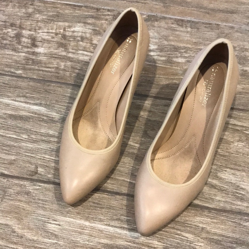 Like new nude pumps